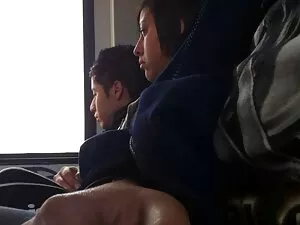 彼女は三つのコックで多くの楽しみを持って ...