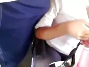 ベッドルームで犯された女の子。 無料 無 ...