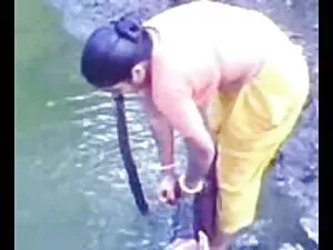 パンティーで本当に良いブロンドは雄鶏を吸 ...