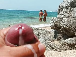 18歳は彼女のタイトな猫で荒れたセックス ...
