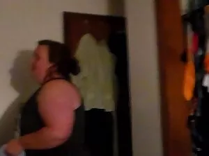 彼女は男性を幸せにするために彼女の手を使 ...