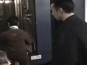 彼のコックに乗るためにセクシーな旅行者ヒ ...