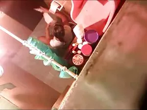 セクシーなアジア女の子の商品fondle ...